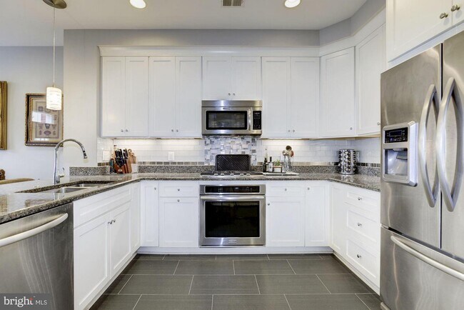 Building Photo - 930 N Columbus St