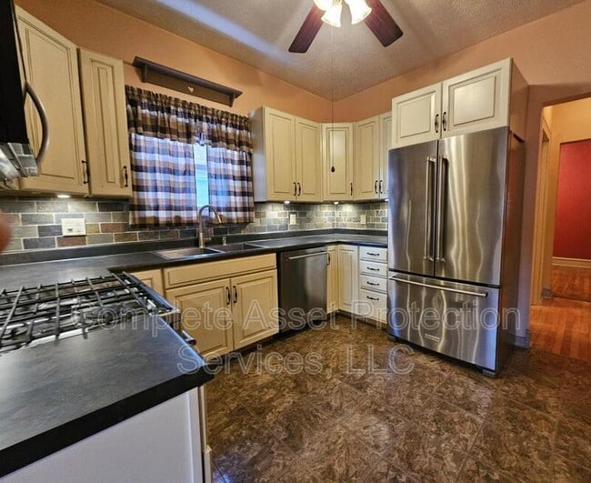 Building Photo - 1726 Davis Ave