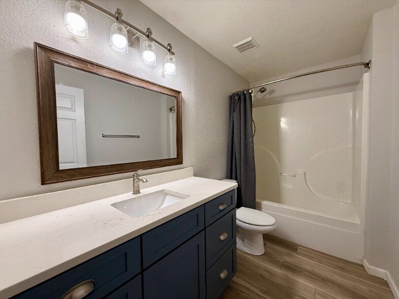 Building Photo - 1000 Airport Rd