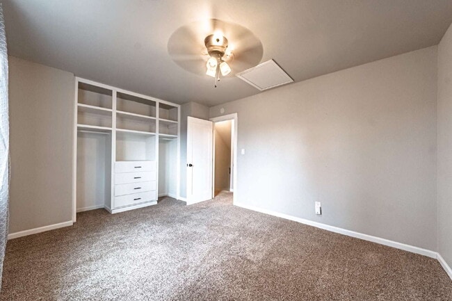 Building Photo - Beautiful Townhome with 3bedrooms and 3 bathrooms, and 1 car garage for rent.