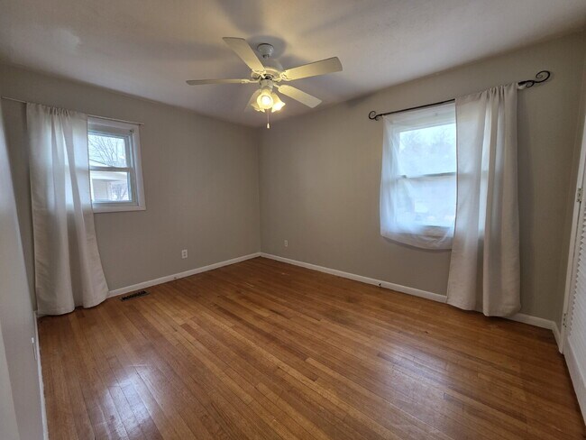 Building Photo - "Charming 3-Bed Oasis with Granite Touches in Fayetteville – 1600 Sq Ft of Comfort!"