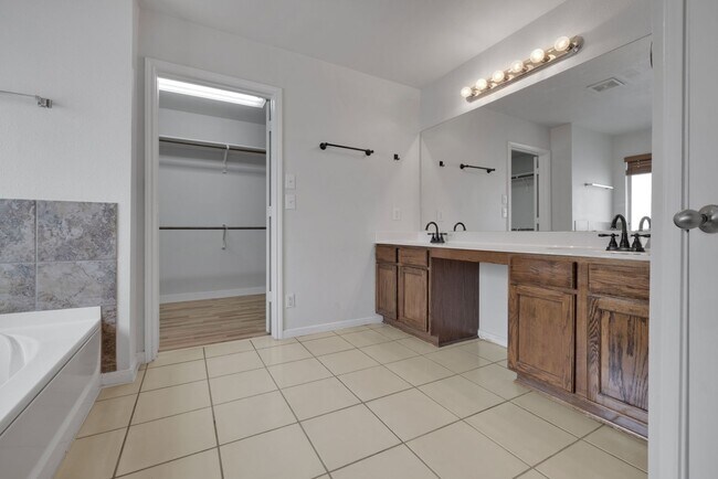 Building Photo - 136 Brook Shire