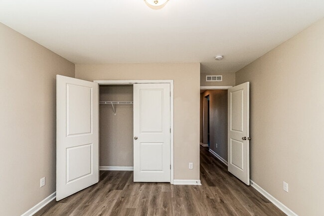 Building Photo - 231 Pilsen Dr