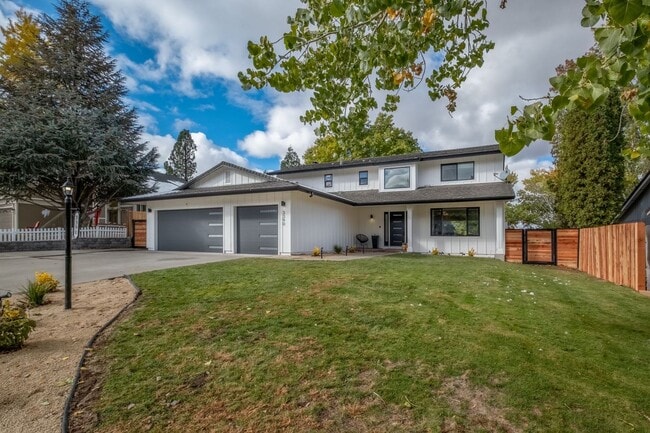 Building Photo - 3390 Thornhill Dr