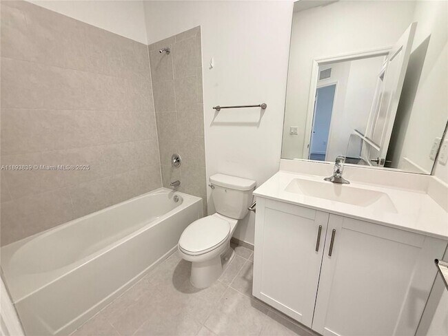Building Photo - 2620 SE 11th Ct