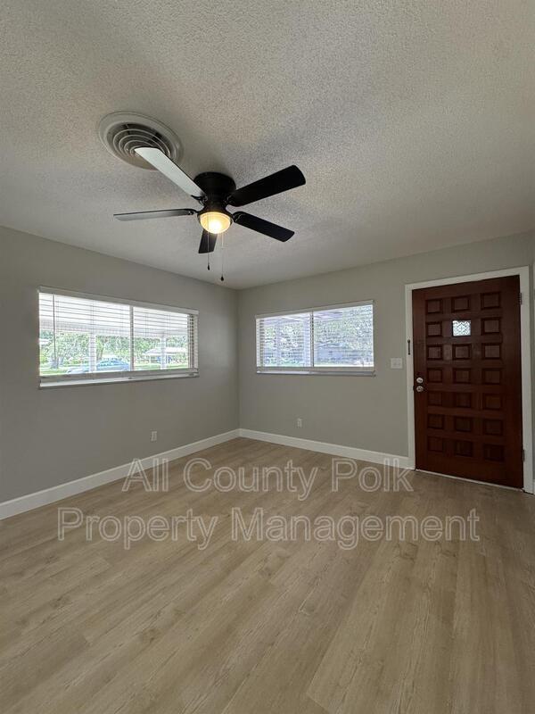Building Photo - 2255 E Helen Cir