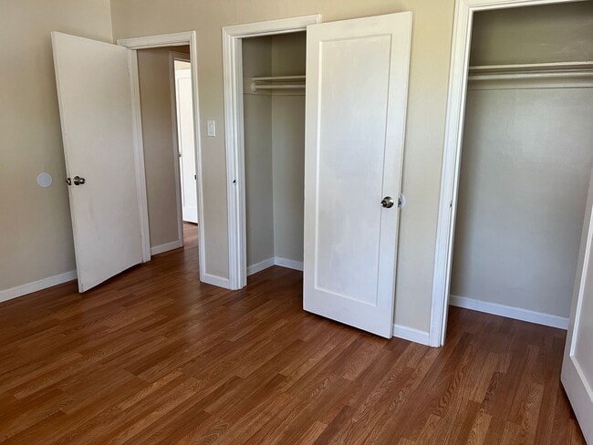 Building Photo - Ready to Move-In (3bed/1 bath, one unit of...
