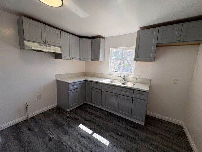 Building Photo - 862 GRAPE ST