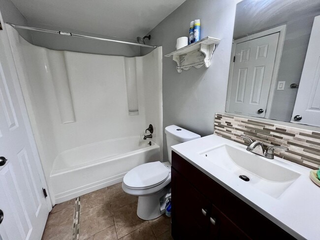 Building Photo - OPEN HOUSE SATURDAY THE 20TH 10AM-12PM! AMAZING 2 BED / 2 BATH CONDO – ONLY 8 BLOCKS FROM THE BEACH!