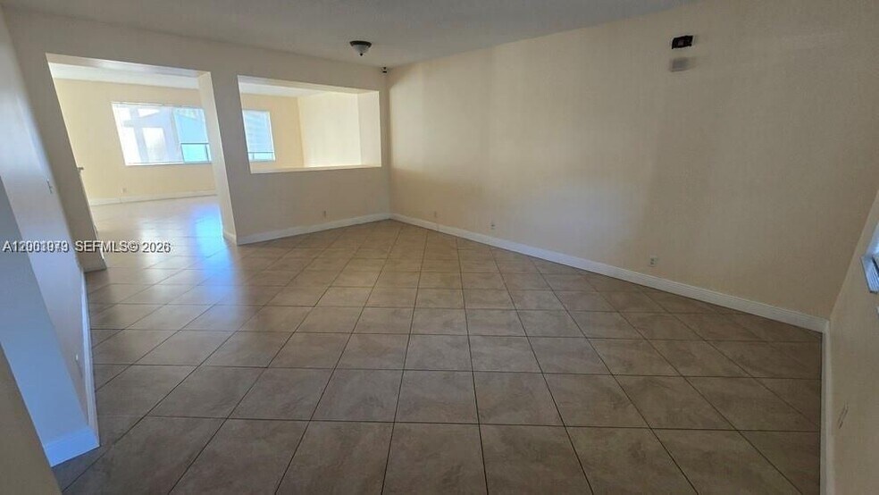 Building Photo - 1010 SW Dubuque Ave