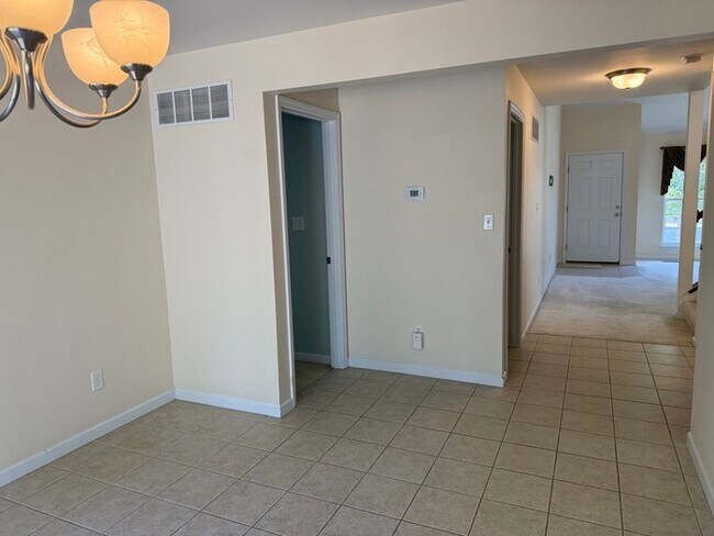 Building Photo - Rockwood Schools 3 Bedroom 2 full baths and 2 half Baths