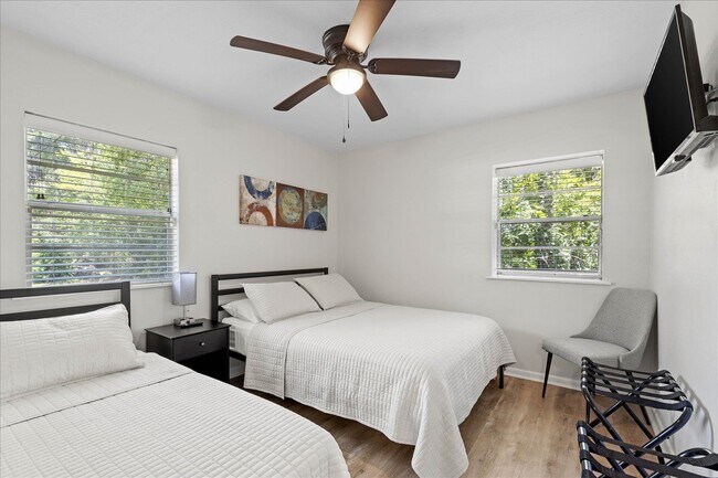 Building Photo - 2425 Bruce Ln