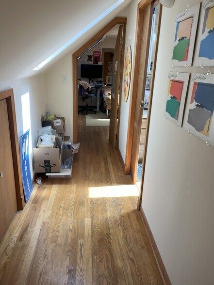 Hallway - 4322 N Lincoln Ave