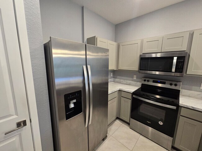 Building Photo - Bright and Easy-Living Home in Riviera Beach