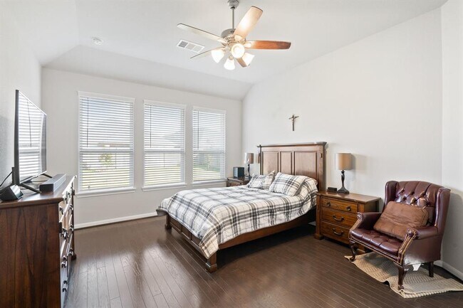 Building Photo - 515 Round Lake Dr