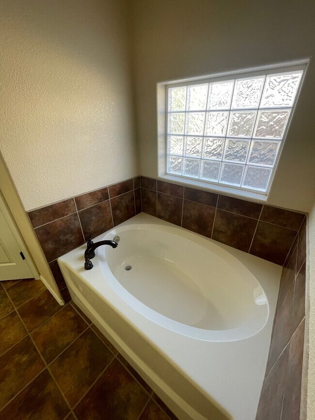 Building Photo - Lovely 4 Bedroom/2 Bath home in Parkhill E...