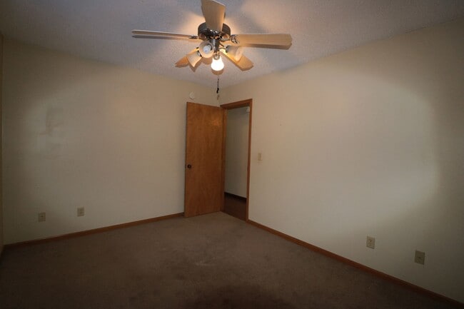 Building Photo - Beautiful 3 bedroom home just minutes from Manhattan and Fort Riley!