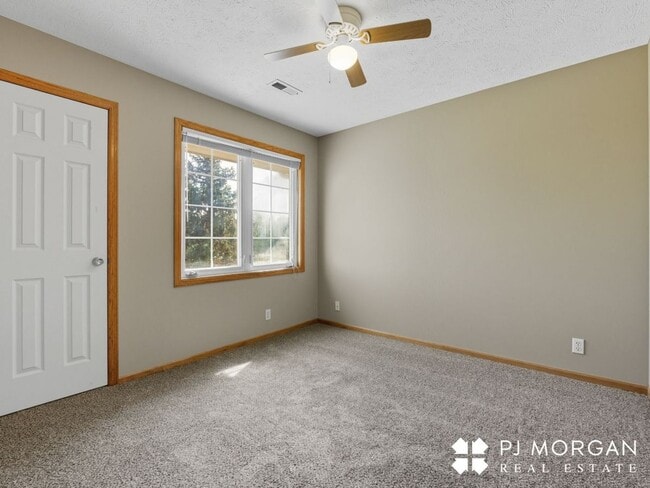 Building Photo - 3 Bedroom, 3 Bathroom - Available Immediately