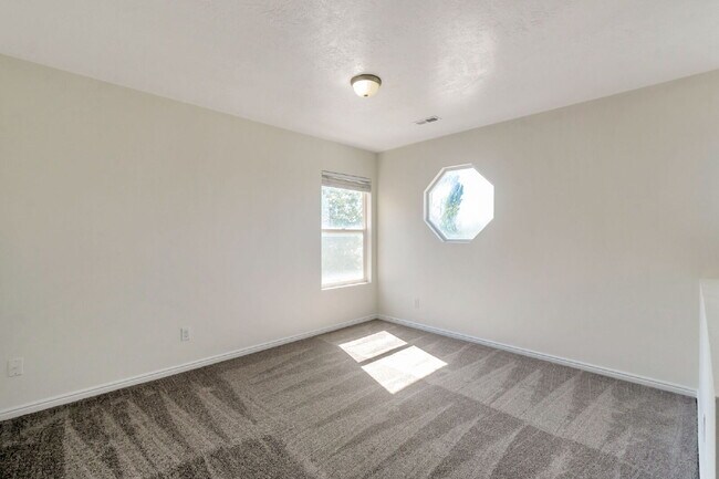 Building Photo - REFRESHED 5-Bedroom Home in Desirable Draper - Pet Friendly - NEW CARPET UPSTAIRS | Refreshed kit...