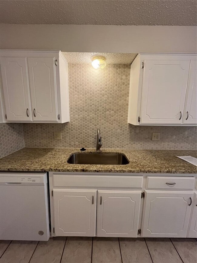 Building Photo - 1712 Jennifer Cir