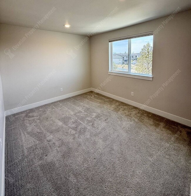 Building Photo - Fantastic 3 BR in Petrosa with mountain views and tons of amenities!
