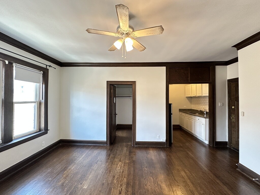 Building Photo - 1367 E 53rd St