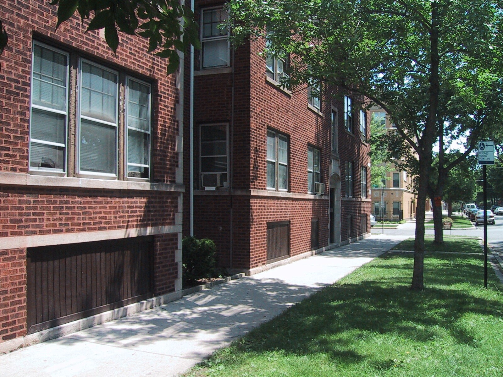 Building Photo - 3600 W Sunnyside Ave