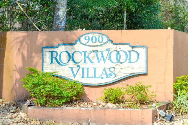 Building Photo - Rockwood Villas 3 bedroom 3 bath end unit