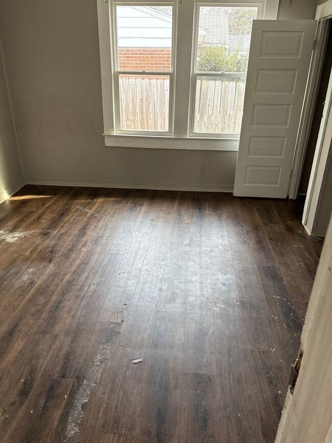 Building Photo - 4 Bedroom 1 Bath in High Point