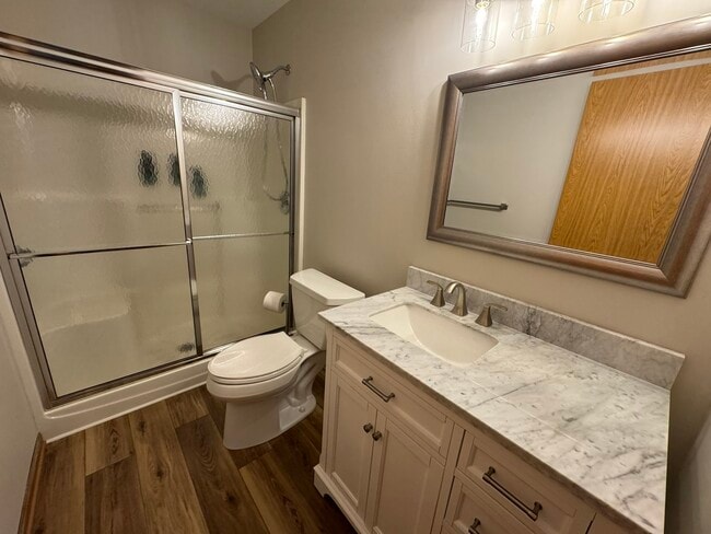 Building Photo - 881 Glenmore Ct