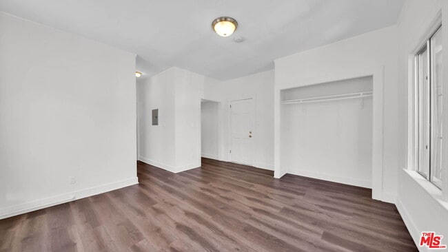 Building Photo - 806 W 40th Pl