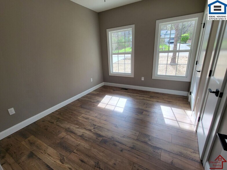 Building Photo - 165 Lakeshire Dr