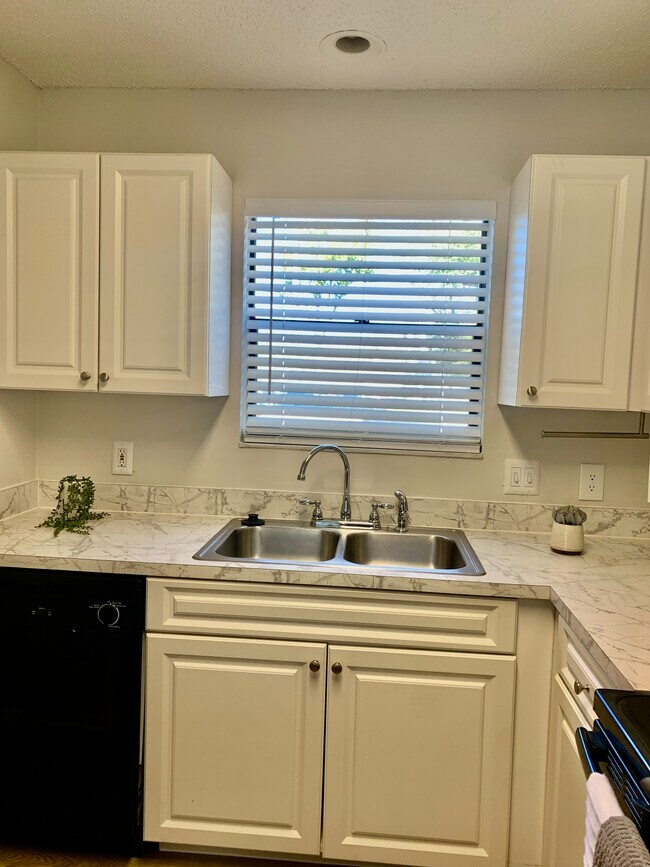 Building Photo - 2558 W Bird St