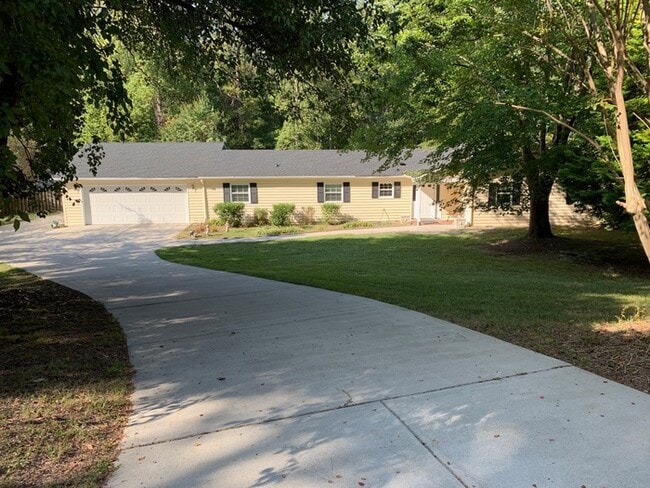 Building Photo - Spacious Ranch House in North Raleigh