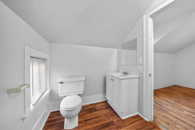 Building Photo - 1033 Helen St NE