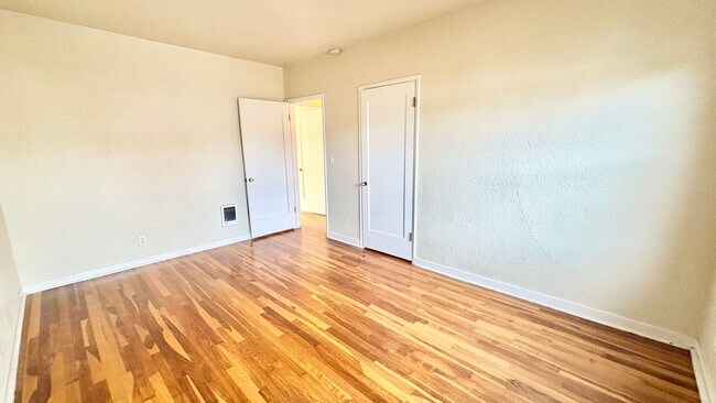 Building Photo - Modern Comfort in the Heart of Hosford Abernethy!