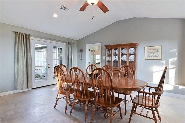 Building Photo - 7 acres with 5 bed, 3 bath less than 25 minutes from town!