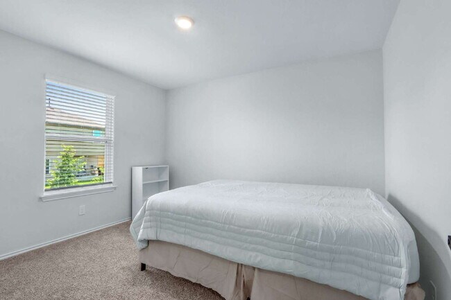 Building Photo - "Charming 4-Bedroom Retreat with Spacious ...
