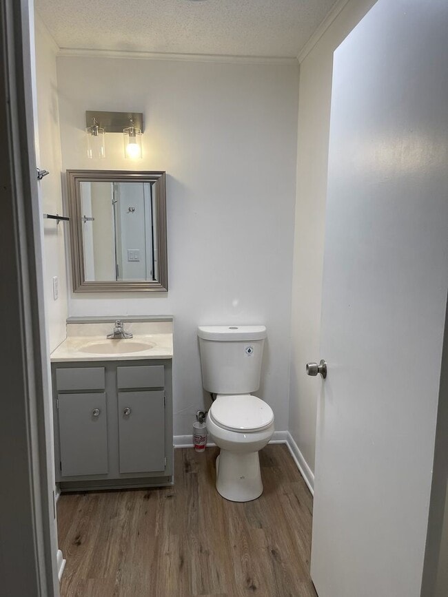 Building Photo - Cutie and move-in ready