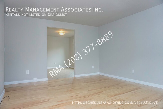 Building Photo - 1045 E Victory Rd