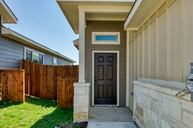 Building Photo - GORGEOUS 3 BEDROOM DUPLEX LOCATED IN MIDLO...
