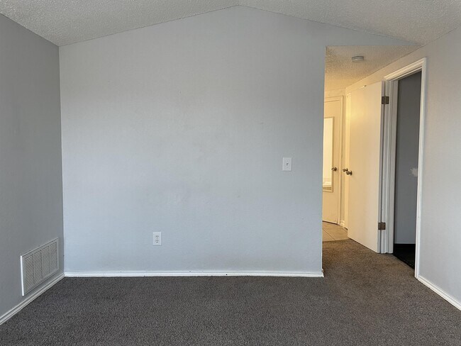 Building Photo - 2134 Lonnie Ln