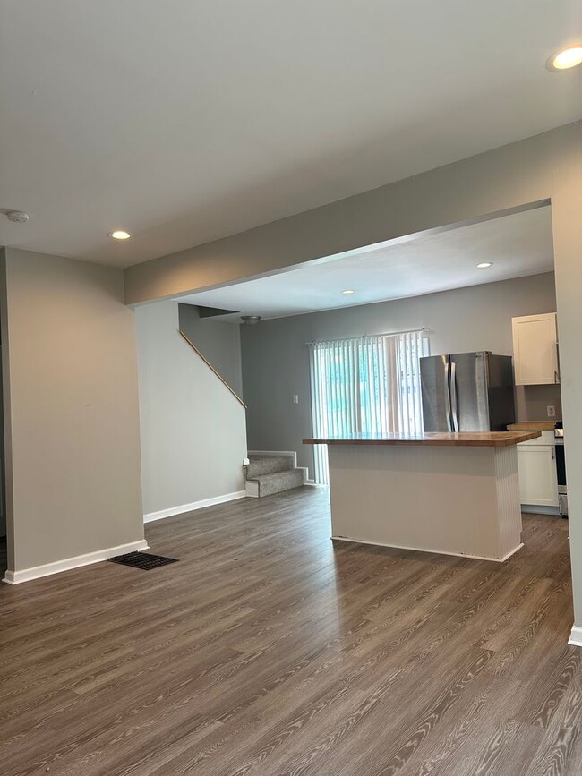 Building Photo - $1700 PER MONTH 3 Bedroom 1.5 Bathroom Hou...