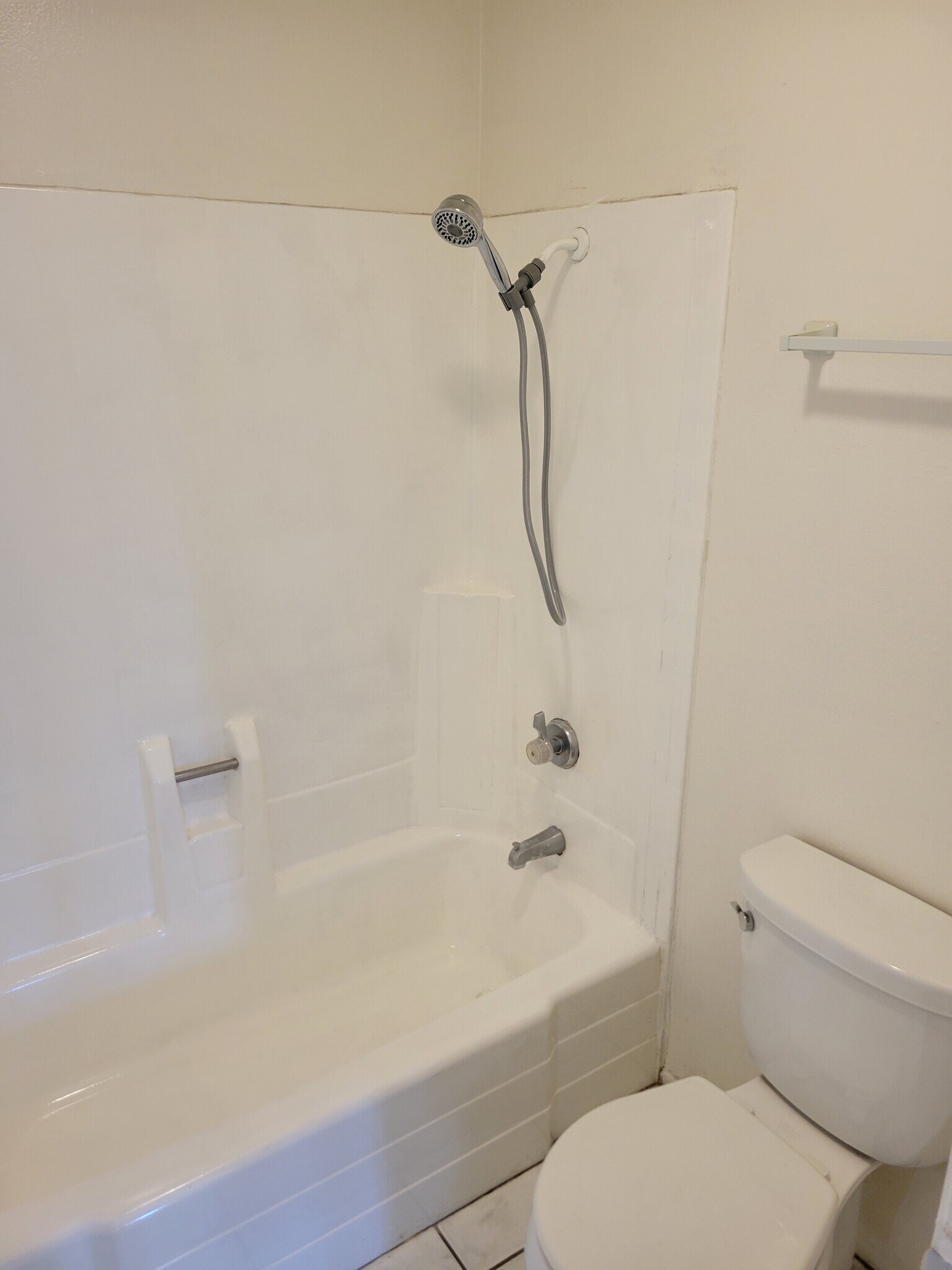 Building Photo - 849 E Victoria St