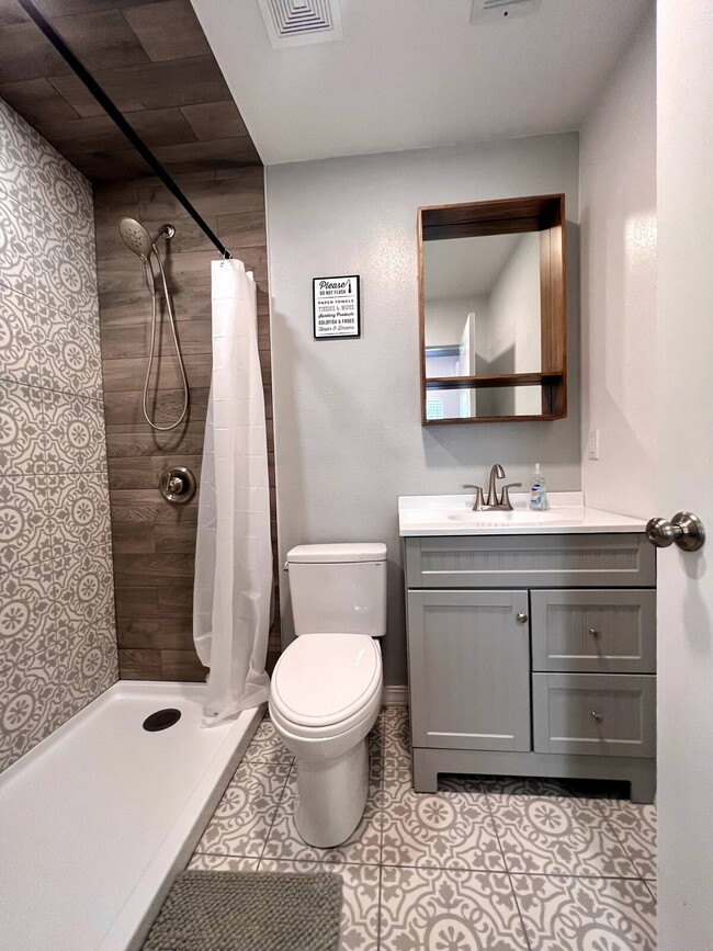 Full Bathroom - 1111 N Stevens St