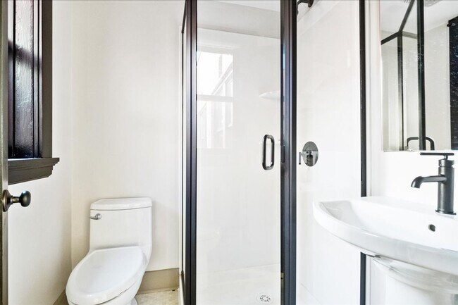 Building Photo - Polly Want an Apartment