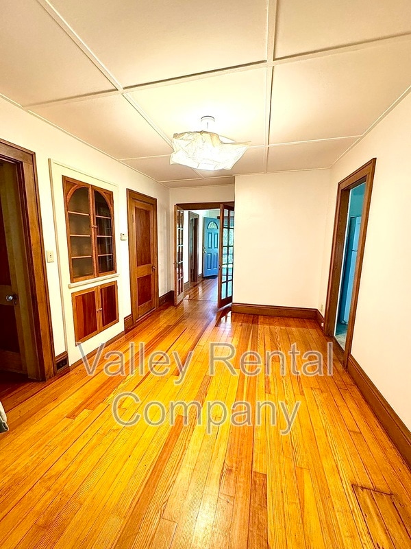 Building Photo - 323 Pelham Rd