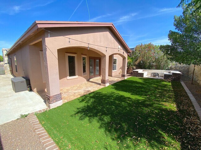 Building Photo - Northeast El Paso 3bed Refrig A/C