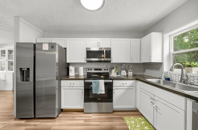 Building Photo - 5608 Sunset Ave