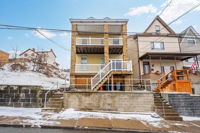 Building Photo - 131 Ulysses St